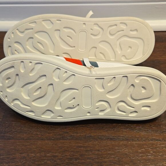 Stylish White Sneakers with Red and Green Accents - Picture 4 of 6